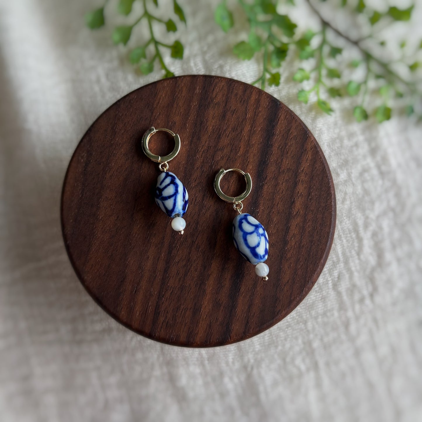 Kleine Creolen mit Keramikperle