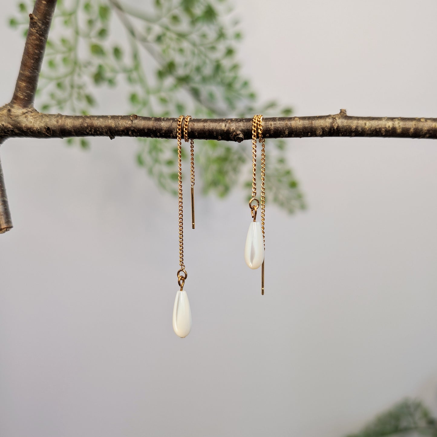 AERIN - zarte Fädelohrringe mit Perlmutt-Tropfen, gold und silber, Hängeohrringe