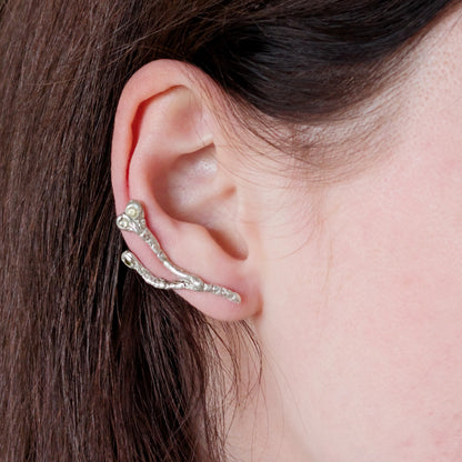 CLIMBING TWIG - Ohrring | 925 Silber und 999 Silber, Earclimber mit kletterndem Zweig und Zirkonen